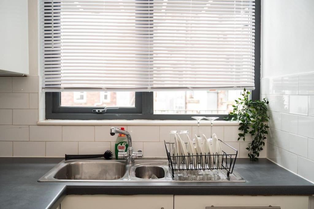 2 Bed In Leeds Centre Apartment *